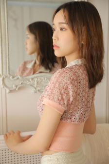 桌子上面吃饭下面用脚
